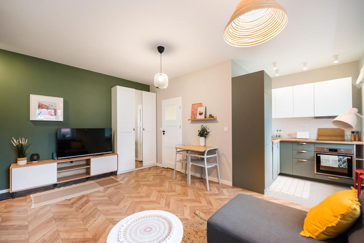 Metro Bemowo Emerald Apartment *